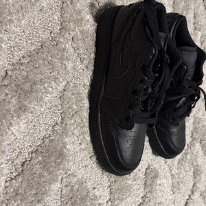 All black Jordan’s never worn size 4.5